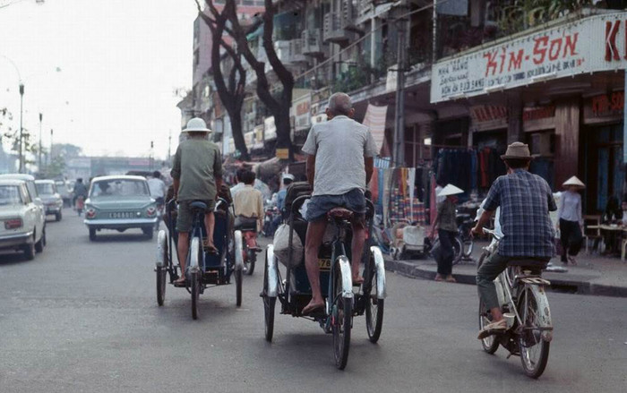Những chiếc xích lô đạp trên đường Lê Lợi. XEM THÊM =>> Hình ảnh Việt Nam CHÙM ẢNH: TRƯỜNG SA - MỘT PHẦN CỦA TỔ QUỐC CHÙM ẢNH: BỘ ẢNH CỰC HIẾM TOÀN CẢNH TRƯỜNG SA TỪ TRỰC THĂNG AI CHƯA ĐẾN TRƯỜNG SA, CẦN XEM 31 TẤM HÌNH NÀY CÔNG BỐ NHỮNG HÌNH ẢNH "KHÔNG THỂ KÌM NỔI" VỀ TRƯỜNG SA Những chiếc xích lô đạp trên đường Lê Lợi. XEM THÊM =>> Hình ảnh Việt Nam CHÙM ẢNH: TRƯỜNG SA - MỘT PHẦN CỦA TỔ QUỐC CHÙM ẢNH: BỘ ẢNH CỰC HIẾM TOÀN CẢNH TRƯỜNG SA TỪ TRỰC THĂNG AI CHƯA ĐẾN TRƯỜNG SA, CẦN XEM 31 TẤM HÌNH NÀY CÔNG BỐ NHỮNG HÌNH ẢNH "KHÔNG THỂ KÌM NỔI" VỀ TRƯỜNG SA