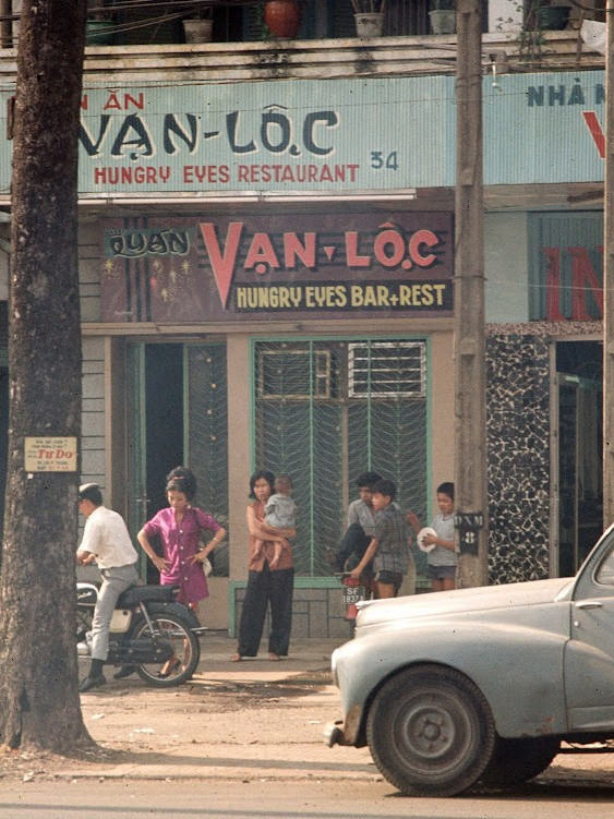 Quán bar có tên "Hungry Eye". XEM THÊM =>> Hình ảnh Việt Nam CHÙM ẢNH: TRƯỜNG SA - MỘT PHẦN CỦA TỔ QUỐC CHÙM ẢNH: BỘ ẢNH CỰC HIẾM TOÀN CẢNH TRƯỜNG SA TỪ TRỰC THĂNG AI CHƯA ĐẾN TRƯỜNG SA, CẦN XEM 31 TẤM HÌNH NÀY CÔNG BỐ NHỮNG HÌNH ẢNH "KHÔNG THỂ KÌM NỔI" VỀ TRƯỜNG SA Quán bar có tên "Hungry Eye". XEM THÊM =>> Hình ảnh Việt Nam CHÙM ẢNH: TRƯỜNG SA - MỘT PHẦN CỦA TỔ QUỐC CHÙM ẢNH: BỘ ẢNH CỰC HIẾM TOÀN CẢNH TRƯỜNG SA TỪ TRỰC THĂNG AI CHƯA ĐẾN TRƯỜNG SA, CẦN XEM 31 TẤM HÌNH NÀY CÔNG BỐ NHỮNG HÌNH ẢNH "KHÔNG THỂ KÌM NỔI" VỀ TRƯỜNG SA