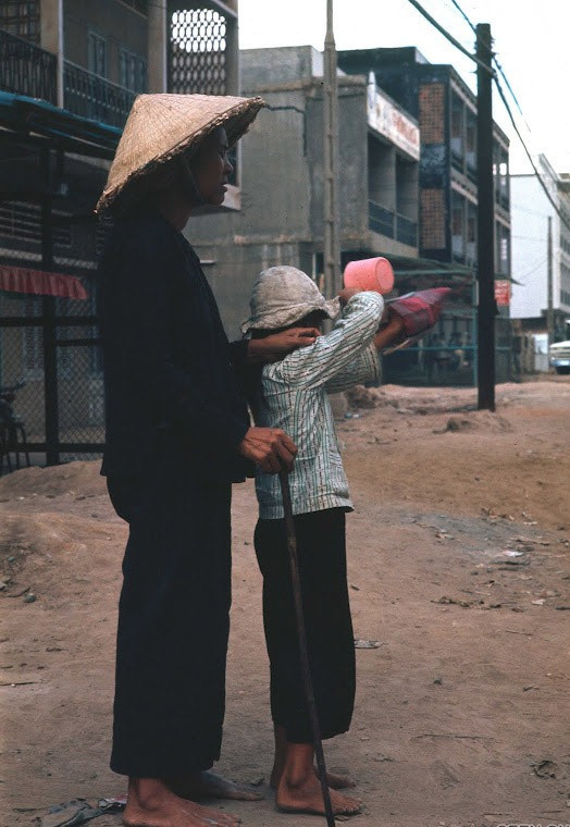 Người ăn xin mù lòa và đứa con. XEM THÊM =>> Hình ảnh Việt Nam CHÙM ẢNH: TRƯỜNG SA - MỘT PHẦN CỦA TỔ QUỐC CHÙM ẢNH: BỘ ẢNH CỰC HIẾM TOÀN CẢNH TRƯỜNG SA TỪ TRỰC THĂNG AI CHƯA ĐẾN TRƯỜNG SA, CẦN XEM 31 TẤM HÌNH NÀY CÔNG BỐ NHỮNG HÌNH ẢNH "KHÔNG THỂ KÌM NỔI" VỀ TRƯỜNG SA Người ăn xin mù lòa và đứa con. XEM THÊM =>> Hình ảnh Việt Nam CHÙM ẢNH: TRƯỜNG SA - MỘT PHẦN CỦA TỔ QUỐC CHÙM ẢNH: BỘ ẢNH CỰC HIẾM TOÀN CẢNH TRƯỜNG SA TỪ TRỰC THĂNG AI CHƯA ĐẾN TRƯỜNG SA, CẦN XEM 31 TẤM HÌNH NÀY CÔNG BỐ NHỮNG HÌNH ẢNH "KHÔNG THỂ KÌM NỔI" VỀ TRƯỜNG SA