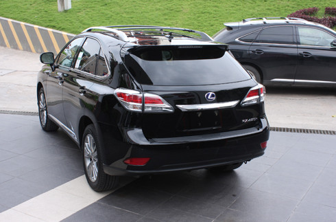 Tuy nhiên Lexus vẫn có những điều chỉnh lớn nhằm dần thoát khỏi cái bóng của Toyota. Phong cách RX giống như những gì hãng xe sang Nhật đang làm với dòng sedan, mà khởi đầu là GS.