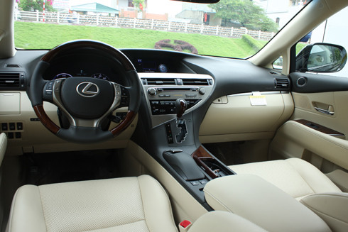 Vì thế mức tiêu hao trung bình vào khoảng 8 lít cho 100 km trong khi bản RX350 hai cầu là 11,8 lít cho 100 km/h.