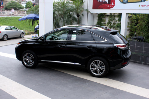 Vẻ ngoài nữ tính, mềm mại của RX cũ được thay bằng nét mạnh mẽ, đàn ông và phong trần hơn. Phần thân và đuôi RX 2013 không có nhiều khác biệt.