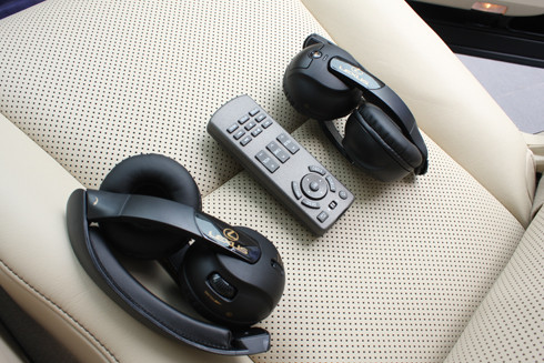 Phiên bản RX450h tại Thái Hoàng Auto trang bị động cơ hybrid xăng-điện. Động cơ xăng là loại 3,5 lít V6 tích hợp VVT-i đi cùng động cơ điện cho công suất tổng 295 mã lực và mô-men xoắn 317 Nm. Hộp số vô cấp với 6 cấp ảo ECVT-i. Hệ dẫn động 4 bánh toàn thời gian AWD.