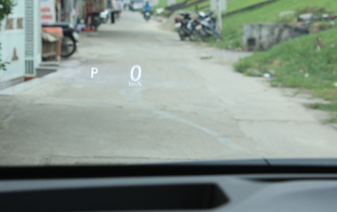 Một chức năng thú vị khác trên RX450h là khởi động từ xa. Tài xế có thể thao tác bấm nút từ xa để xe khởi động, điều hòa bật cho mát. Tuy nhiên với khoảng cách xa quá 2 m thì không thể mở cửa được, đề phòng xe bị trộm.