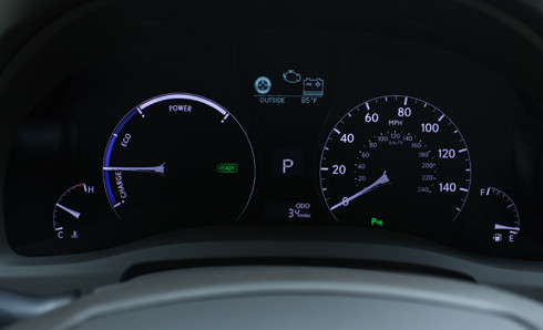 Ngoài ra xe còn có hệ thống va chạm đón đầu PCS với các radar phát hiện chướng ngại vật và đưa bộ hỗ trợ phanh khẩn cấp BA ở trạng thái sẵn sàng trước khi tài xế đạp phanh, đồng thời siết chặt dây an toàn.