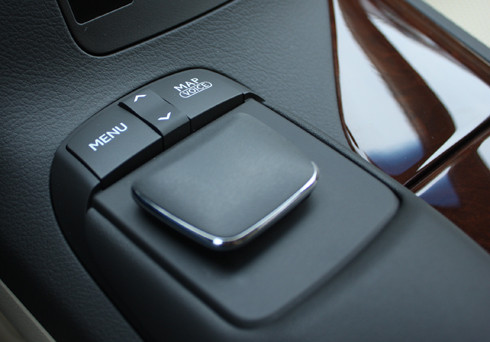 Ghế chỉnh điện và có chức năng nhớ vị trí cũng như Eseay Entry. Cửa sổ trời và một camera lùi. Màn hình Head-up Display hiển thị tốc độ lên phía trước. Hai màn hình gối đầu tiêu chuẩn, cảnh báp áp suất cho từng lốp.