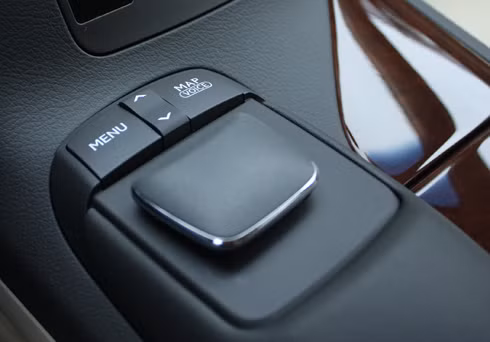 Ghế chỉnh điện và có chức năng nhớ vị trí cũng như Eseay Entry. Cửa sổ trời và một camera lùi. Màn hình Head-up Display hiển thị tốc độ lên phía trước. Hai màn hình gối đầu tiêu chuẩn, cảnh báp áp suất cho từng lốp.