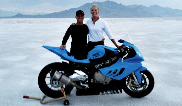 Andy Sills bên chiếc BMW S1000RR vừa phá kỉ lục thế giới của mình Andy Sills bên chiếc BMW S1000RR vừa phá kỉ lục thế giới của mình