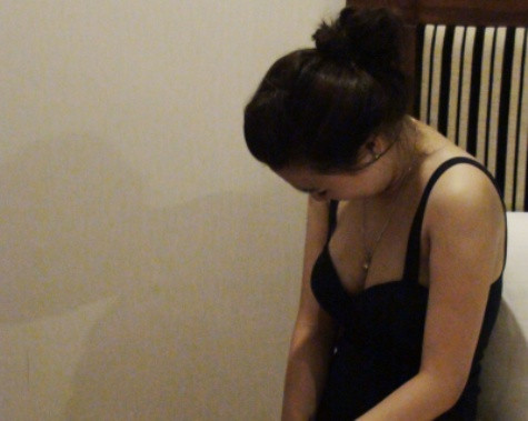 Một gái bán dâm bị cơ quan Công an bắt quả tang khi đang "hành lạc" trước đó. Một gái bán dâm bị cơ quan Công an bắt quả tang khi đang "hành lạc" trước đó.