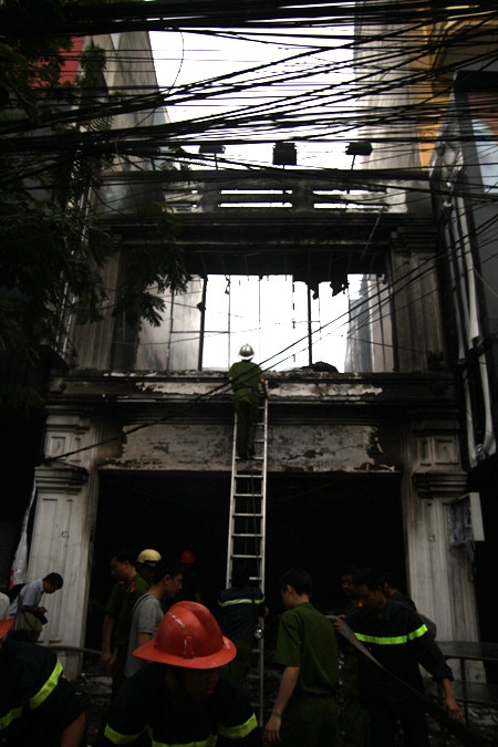 Đám cháy thiêu rụi cả tầng 2 của cửa hàng Đám cháy thiêu rụi cả tầng 2 của cửa hàng