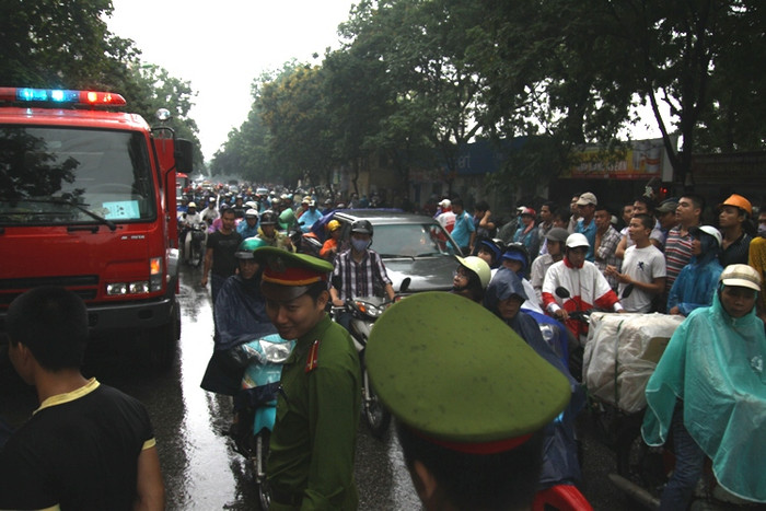 Do nằm tại tuyến phố chính nên đám cháy đã gây ùn tắc một đoạn đường dài Do nằm tại tuyến phố chính nên đám cháy đã gây ùn tắc một đoạn đường dài