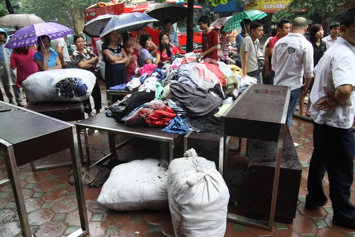 Một số ít vật dụng kịp thời được đưa ra ngoài. Một số ít vật dụng kịp thời được đưa ra ngoài.