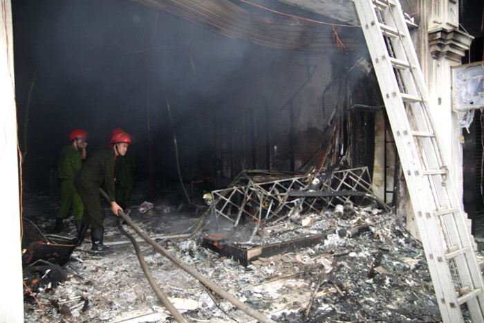 Cả cửa hàng rộng gần 100m2 bị cháy ra tro Cả cửa hàng rộng gần 100m2 bị cháy ra tro