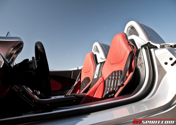 Nội thất là sự kết hợp của các chất liệu: sợi carbon, nhôm và da. Đặc biệt, mặt ốp bằng nhôm quanh cần số còn dập nổi chữ ký của tay đua huyền thoại Stirling Moss.