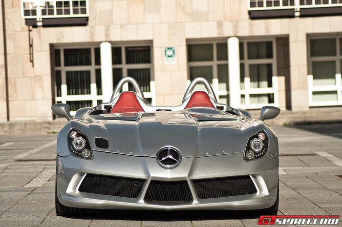 Lưới tản nhiệt màu đen cùng các hốc hút gió ở bên hông xe chính là nét đặc trưng của dòng SLR.