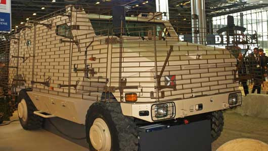 Đây là chiếc xe bọc thép kháng mìn Aravis do hãng Nexter (Pháp) sản xuất năm 2009. Tại Eurosatory 2012, Aravis được khoác lên mình một bộ giáp khung sắt đặc biệt bên ngoài đem lại vẻ mới mẻ, bộ giáp này nhằm tăng khả năng chống đạn chống tăng RPG. Theo nhà sản xuất, Aravis có khả năng kháng chịu vụ nổ của 50kg TNT ở khoảng cách 5m. Đây là chiếc xe bọc thép kháng mìn Aravis do hãng Nexter (Pháp) sản xuất năm 2009. Tại Eurosatory 2012, Aravis được khoác lên mình một bộ giáp khung sắt đặc biệt bên ngoài đem lại vẻ mới mẻ, bộ giáp này nhằm tăng khả năng chống đạn chống tăng RPG. Theo nhà sản xuất, Aravis có khả năng kháng chịu vụ nổ của 50kg TNT ở khoảng cách 5m.