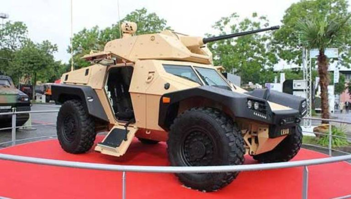 Xe bọc thép trinh sát CRAB do hãng Panhard Pháp thiết kế chế tạo. Xe có cụm đèn trước “khá sang” trong dòng xe quân sự. Xe có thể đạt tốc độ tối đa 110km/h trên địa hình bằng phẳng. Tháp pháo lớn trên xe trang bị pháo, súng máy, tên lửa. Xe bọc thép trinh sát CRAB do hãng Panhard Pháp thiết kế chế tạo. Xe có cụm đèn trước “khá sang” trong dòng xe quân sự. Xe có thể đạt tốc độ tối đa 110km/h trên địa hình bằng phẳng. Tháp pháo lớn trên xe trang bị pháo, súng máy, tên lửa.