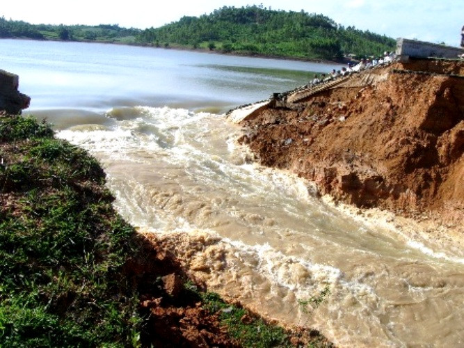 Chiều ngày 11/9, ông Lê Đức Cường, chủ tịch UBND huyện Quỳnh Lưu (Nghệ An) cho biết, vào khoảng 12h trưa nay (11/9), đập nước Tây Nguyên thuộc địa phận xóm Đồng Tâm, xã Quỳnh Thắng, huyện Quỳnh Lưu đã bị vỡ với chiều dài hơn 10m. Lượng nước trong đập đã đổ xuống khu vực cánh đồng lúa xã Quỳnh Thắng gây ngập úng cục bộ. Hàng trăm người dân sống dưới thân đập đã nhanh chóng sơ tán khỏi vùng nguy hiểm.