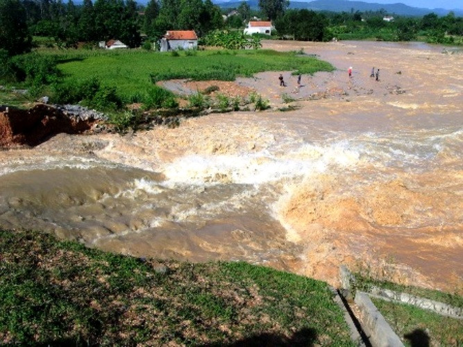 Ngay sau khi nhận được tin, UBND huyện Quỳnh Lưu, Ban Phòng chống lụt bão huyện và xã Quỳnh Thắng cùng các lực lượng quân đội, dân quân tự vệ huy động 5 máy cẩu công suất lớn để xúc đất từ nơi khác đến đắp những đoạn đã bị vỡ.