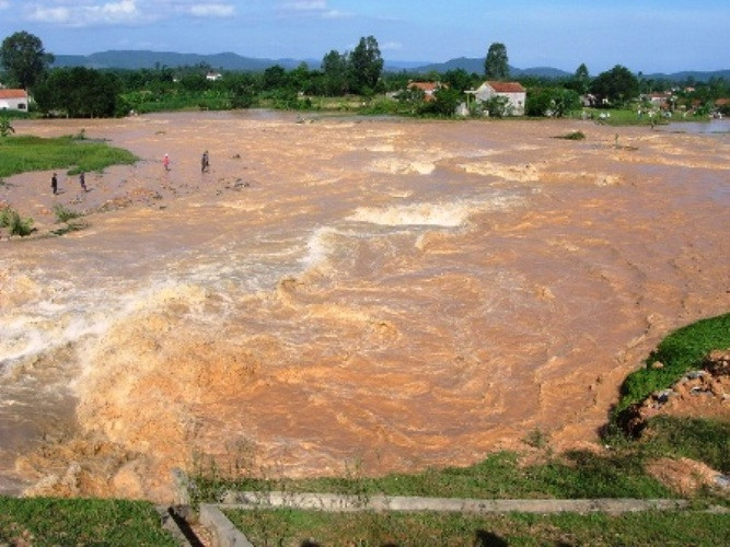 “Sau khi nhận được thông tin, chúng tôi đã huy động chính quyền xã và nhân dân trong vùng vận chuyển của cải, đồ dùng trong các hộ dân ở hạ lưu đến nơi an toàn. Theo thống kê ban đầu, ước tính thiệt hại ban đầu khoảng gần 5 ha lúa đang trong thời kỳ thu hoạch và 2 ha hoa màu của bà con địa phương hoàn toàn bị ngập, rất may không có thiệt hại về người và nhà cửa của nhân dân”, ông Cường nói.