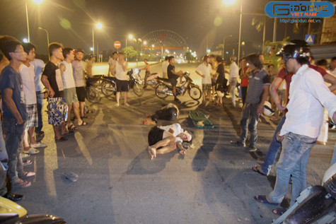 Sau cú va chạm, hai thanh niên nằm bất động giữa ngã tư.