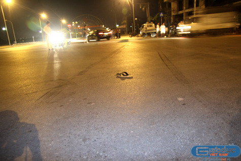 Vết phanh cháy đường do chiếc ô tô để lại.