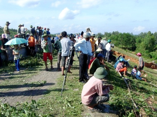Ông Cường cho biết thêm: “Có thể do mối ăn ngay trong thân đập không được phát hiện kịp thời để xử lý, cộng với lượng nước từ đợt mưa lớn trong tuần qua dồn về nên dẫn dến vỡ đập. Hiện chúng tôi đang chỉ đạo cho các lực lượng bộ đội, dân quân tự vệ khắc phục sự cố”. Đến thời điểm 17h cùng ngày, nước đã bắt đầu rút và người dân trở về nhà an toàn.