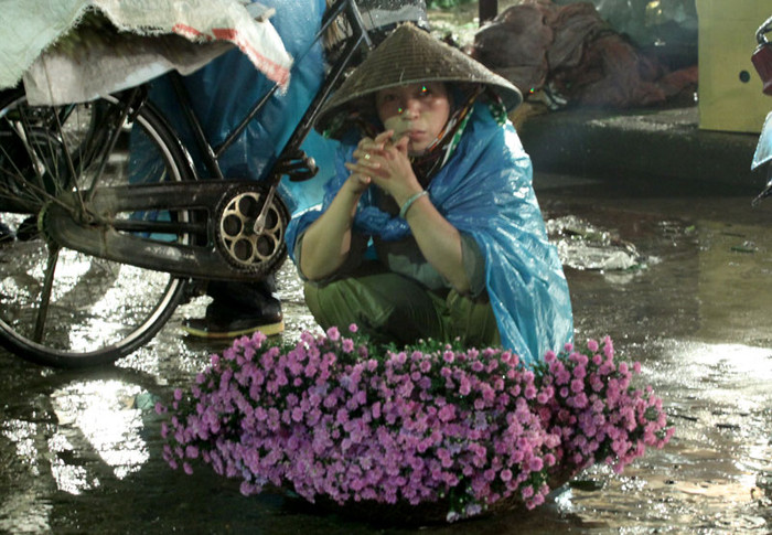 Chị Nguyễn Thị Lan ở Từ Liêm cho biết ngày nào cũng như ngày nào suốt 12 năm qua, 3 giờ sáng là chị lại có mặt ở đây để bán những mớ hoa mà gia đình chị trồng được. Chị Nguyễn Thị Lan ở Từ Liêm cho biết ngày nào cũng như ngày nào suốt 12 năm qua, 3 giờ sáng là chị lại có mặt ở đây để bán những mớ hoa mà gia đình chị trồng được.
