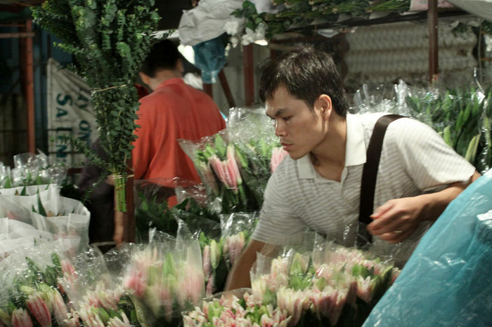 Ngày nào cũng vậy, chợ bắt đầu họp lúc nửa đêm, và đông dần lên từ khoảng 2 giờ sáng với những chiếc xe tải từ khắp mọi nơi chở hoa về đây.. Ngày nào cũng vậy, chợ bắt đầu họp lúc nửa đêm, và đông dần lên từ khoảng 2 giờ sáng với những chiếc xe tải từ khắp mọi nơi chở hoa về đây..