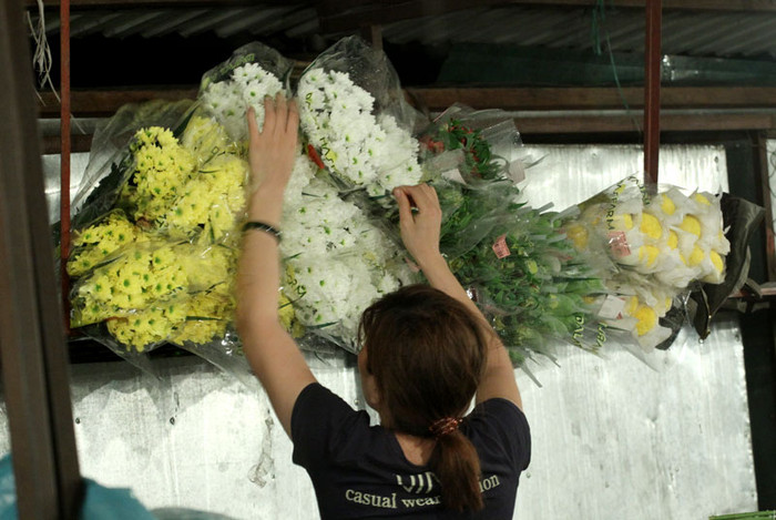 Sắp sếp ngay ngắn những bó hoa đợi khách đến mua. Sắp sếp ngay ngắn những bó hoa đợi khách đến mua.