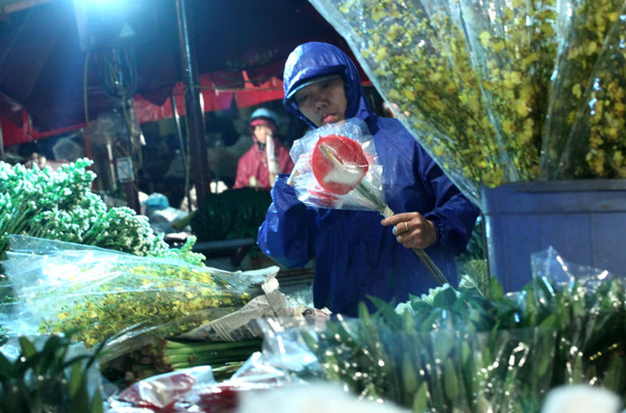 Khi bình minh hé rạng, những bó hoa e ấp trong ánh sáng hòa quyện giữa đèn điện và nền trời rạng thì vẻ đẹp tươi nguyên nơi "thế giới các loài hoa" mới được cảm nhận rõ nhất. Khi bình minh hé rạng, những bó hoa e ấp trong ánh sáng hòa quyện giữa đèn điện và nền trời rạng thì vẻ đẹp tươi nguyên nơi "thế giới các loài hoa" mới được cảm nhận rõ nhất.