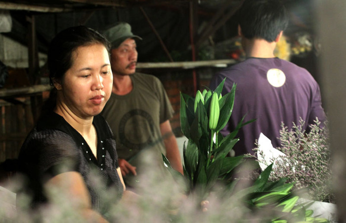 Còn bà chủ sạp hoa này thì đang xếp lại những cành hoa Ly cho gọn gàng. Còn bà chủ sạp hoa này thì đang xếp lại những cành hoa Ly cho gọn gàng.