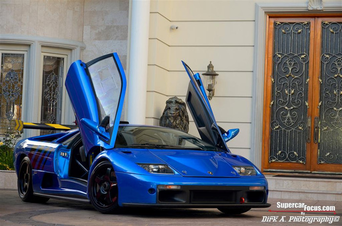 Và hãy cùng chiêm ngưỡng bộ sưu tập siêu xe của gara "trong mơ này.