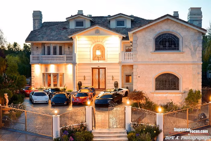 Thứ hai là hãng xe được mệnh danh là ‘ngựa chiến’ Ferrari với sự góp mặt của Ferrari Enzo, Ferrari 458 Italia.