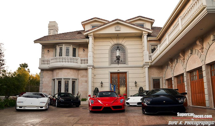 Đầu tiên là hãng xe được mệnh danh là ‘bò tót’ Lamborghini góp mặt với 2 siêu xe Diablo GTR, 2 siêu xe Contach, một siêu xe Murcielago LP640 Roadster Versace Edition phiên bản ‘độc’, cộng thêm cả Murcielago và Diablo.