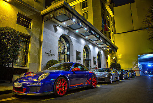 Porsche 911 GT3 trong đội đua đến từ Nga trước khi xuất phát ở Paris.