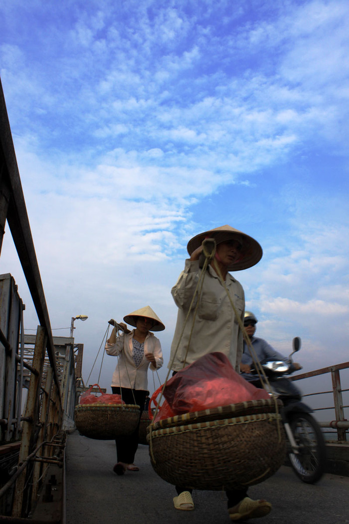 Mỗi sớm bình minh, bạn dễ dàng bắt gặp cảnh các cô, các chị quẩy trên vai những "gánh mưu sinh" nặng trĩu. Mỗi sớm bình minh, bạn dễ dàng bắt gặp cảnh các cô, các chị quẩy trên vai những "gánh mưu sinh" nặng trĩu.