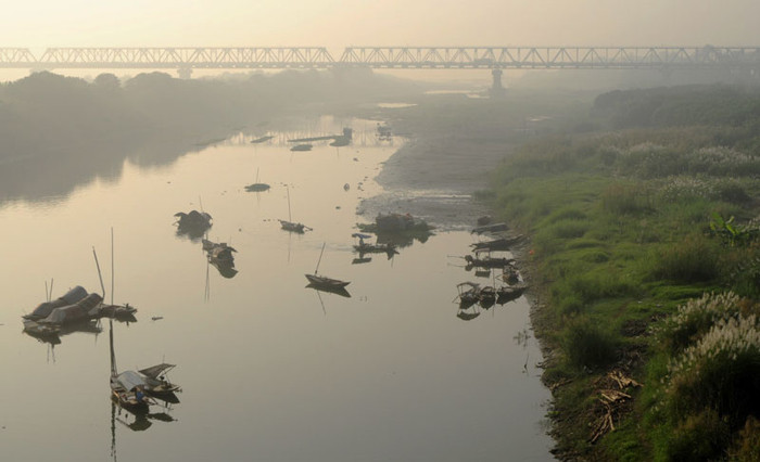 Những con thuyền, lặng mình trong sương sớm. Những con thuyền, lặng mình trong sương sớm.