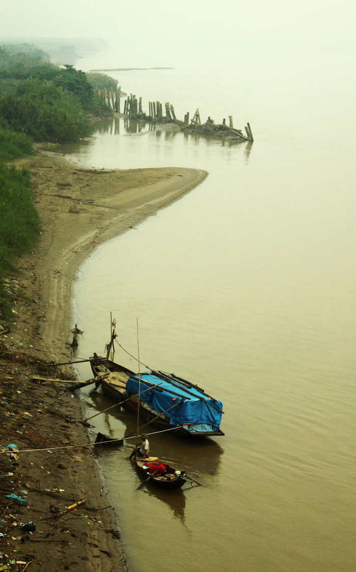"Ngôi nhà" nhỏ dưới chân cầu. "Ngôi nhà" nhỏ dưới chân cầu.