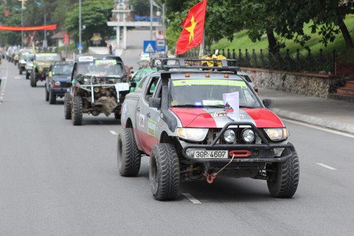 Các chiến mã offroad bắt đầu cuộc diễu hành qua các tuyến phố thành phố Hạ Long. Các chiến mã offroad bắt đầu cuộc diễu hành qua các tuyến phố thành phố Hạ Long.