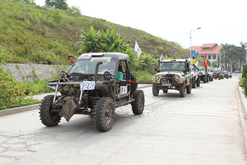 Hầu hết những chiếc xe dùng để đi off-road đều phải đảm bảo yếu tố đầu tiên là sử dụng hai cầu, tiếp đến là đảm bảo về động cơ, hệ thống khung gầm được chủ nhân cả tiến cũng như hệ thống giảm sóc, lốp nhằm phục vụ theo đúng nhu cầu và cung đường đi off-road. Hầu hết những chiếc xe dùng để đi off-road đều phải đảm bảo yếu tố đầu tiên là sử dụng hai cầu, tiếp đến là đảm bảo về động cơ, hệ thống khung gầm được chủ nhân cả tiến cũng như hệ thống giảm sóc, lốp nhằm phục vụ theo đúng nhu cầu và cung đường đi off-road.