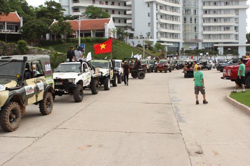 Off-road là bộ môn thể thao nhằm ám chỉ những người tham gia sử dụng chiếc xe của mình nhằm vượt qua những chướng ngại vật khó khăn. Off-road là bộ môn thể thao nhằm ám chỉ những người tham gia sử dụng chiếc xe của mình nhằm vượt qua những chướng ngại vật khó khăn.