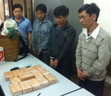 Các đối tượng nhà Phàng A cùng 30 bánh heroin tại cơ quan CA.