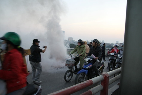Ngọn lửa bùng cháy trong vòng 15 phút đã thiêu rụi hoàn toàn chiếc xe máy. (Ảnh NP)