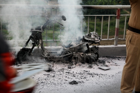 Chiếc xe Elizabeth sau ít phút đã trở thành đống sắt vụn. (Ảnh NP)