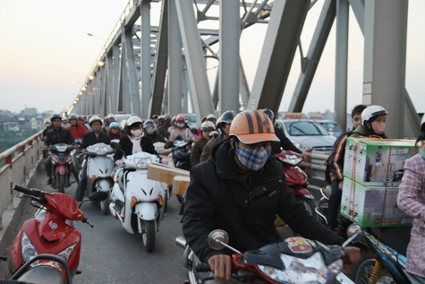 Sự việc xảy ra đúng giờ tan tầm đã khiến tình trạng ùn tắc giao thông xảy ra trên cả hai hướng cầu và kéo dài trên cả hai tuyến đường hai đầu cầu. (Ảnh NP)