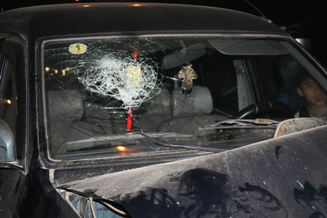 Vết rạn kính do người phụ nữ bị hất văng về phía trước khiến chị phải nhập Viện. Vết rạn kính do người phụ nữ bị hất văng về phía trước khiến chị phải nhập Viện.