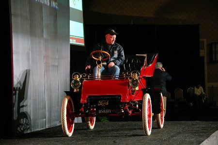 Chiếc Model A phiên bản 1903 này là một trong ba chiếc xe đầu tiên của Ford, có màu đỏ, đã được khôi phục khá tỉ mỉ.