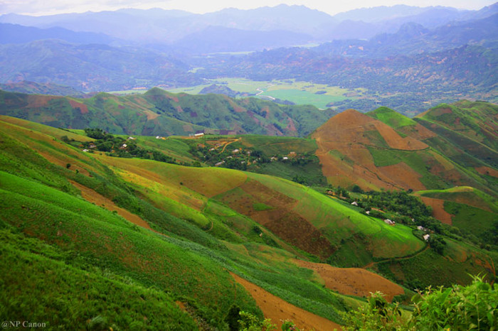 Đồng bào các dân tộc thiểu số nơi đây đã bạt rừng, đốt nương làm rẫy ở hầu hết các ngọn núi, quả đồi và biến chúng thành những khoảng ruộng trồng ngô, trồng lúa nương.