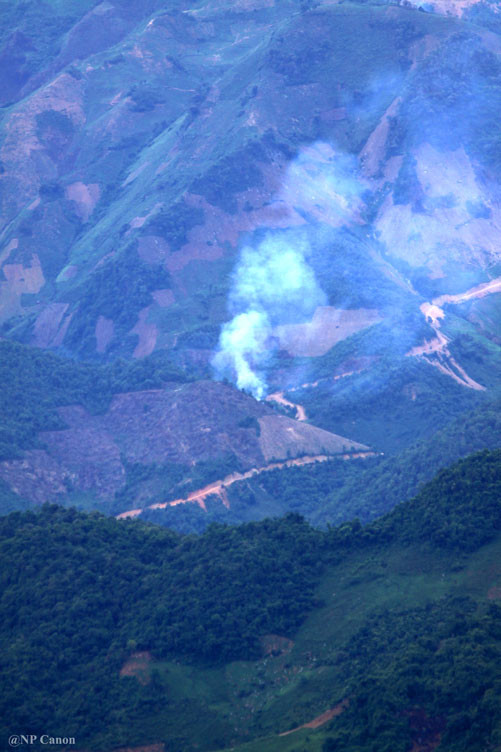 Bà con người dân tộc thiểu số đốt nương làm rẫy.